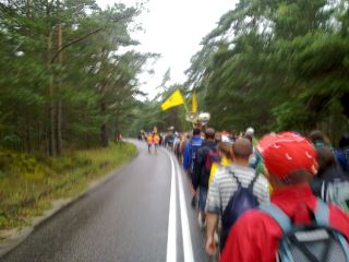 Pomimo niesprzyjającej aury wyszliśmy na pielgrzymkowy szlak